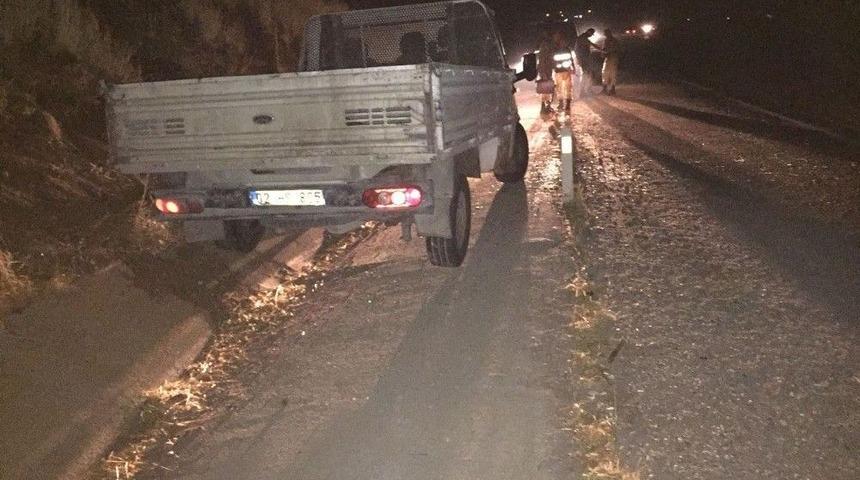 Kamyonet Şarampole Yuvarlandı: 2 Yaralı