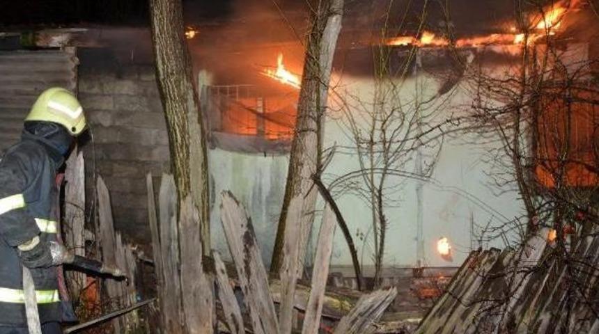 Karab&uuml;k'tek Tek Katlı Ev Yandı