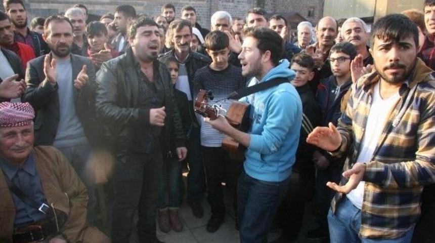 Diyarbakırlı Gen&ccedil;ler, Kobani&rsquo;nin Kurtuluşunu Şarkı S&ouml;yleyerek Kutladı