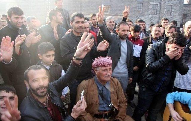 Diyarbakırlı Gençler, Kobani’nin Kurtuluşunu Şarkı Söyleyerek Kutladı