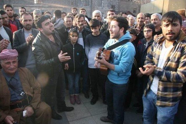 Diyarbakırlı Gençler, Kobani’nin Kurtuluşunu Şarkı Söyleyerek Kutladı