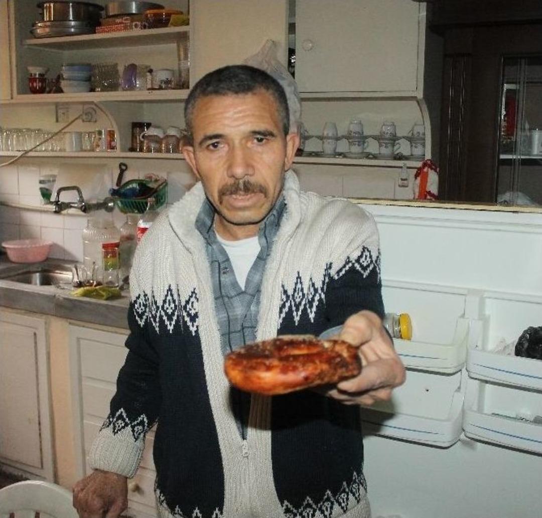 (&ouml;zel Haber) &Ccedil;&ouml;pten Toplayıp Sattığı Kartonlarla Ge&ccedil;inmeye &Ccedil;alışıyor