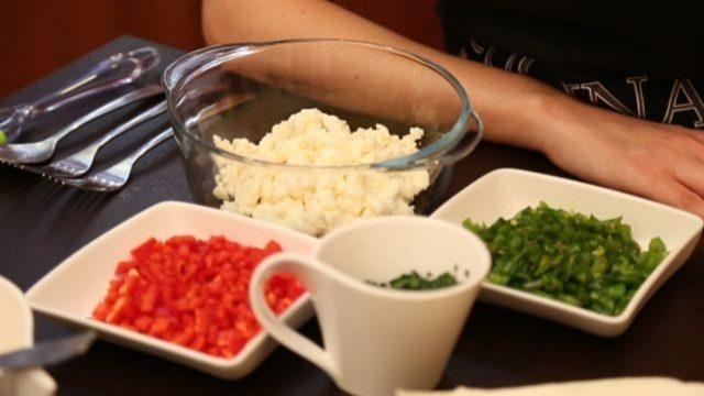 Peynirli börek yapmak için gerekli malzemeler nelerdir?