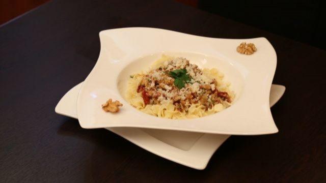 Cevizli makarna nasıl servis edilir?