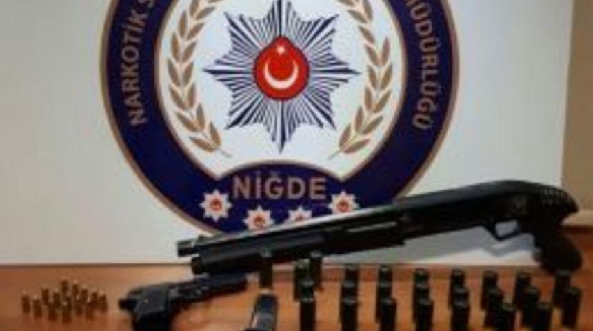 Polis Araması Bulunan Kişileri Yakaladı