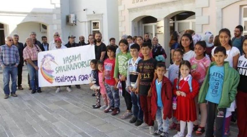 Fo&ccedil;a'daki Veliler Taşımalı Eğitim Istedi