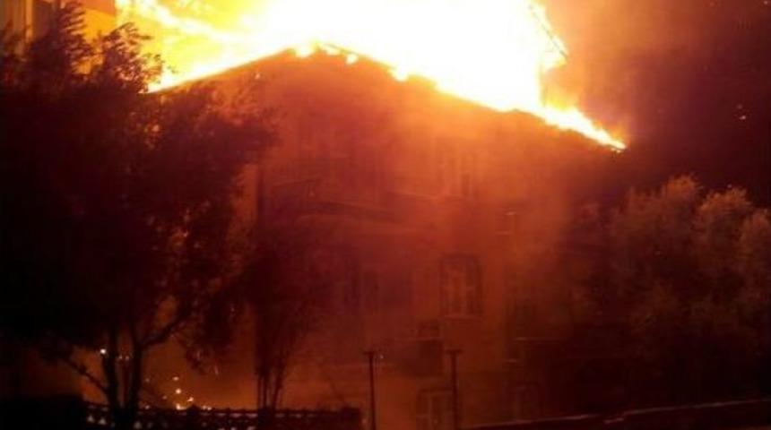Apartmanın Çatısı Alev Alev Yandı