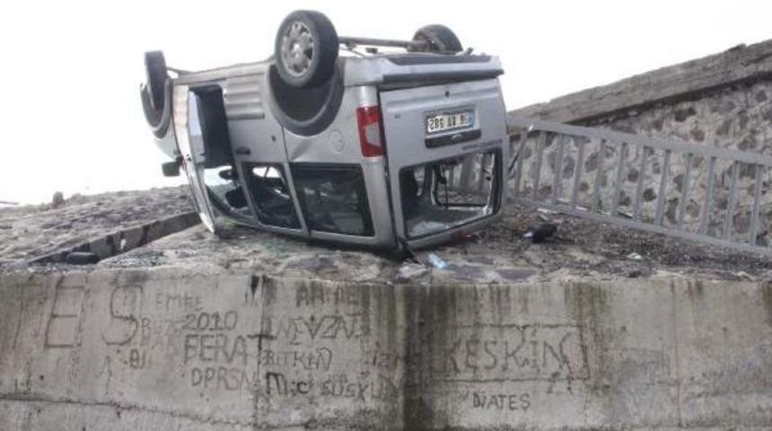 Siverek'te Hafif Ticari Ara&ccedil; Devrildi: 4 Yaralı