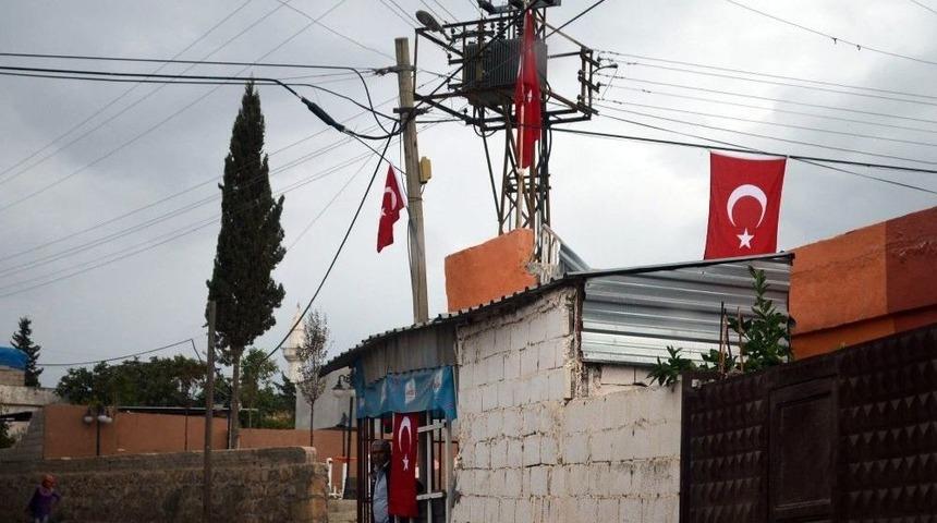 Suriye Sınırındaki Evlere Türk Bayrağı Asıldı