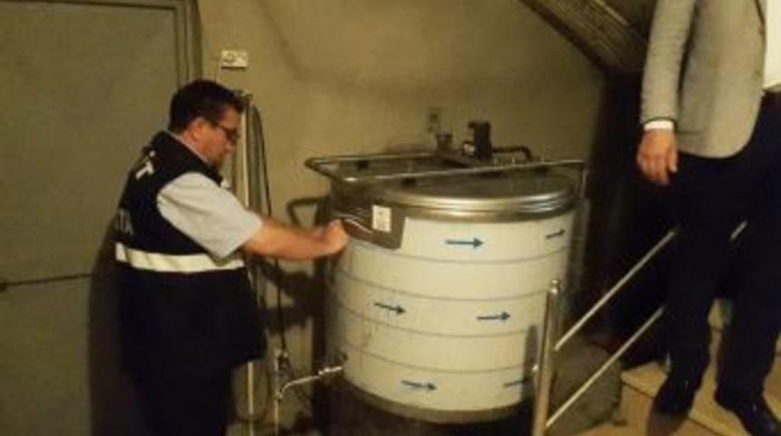 Ruhsatsız S&uuml;t Deposu Ve Kahvehaneye M&uuml;h&uuml;r