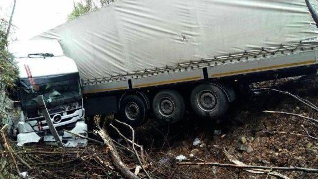 Tır Şarampole Uçtu, Sürücü Öldü