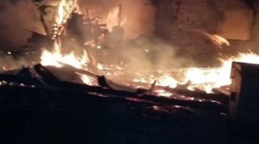 Bolu&rsquo;da &Ccedil;ıkan Yangında 2 Ev K&uuml;l Oldu