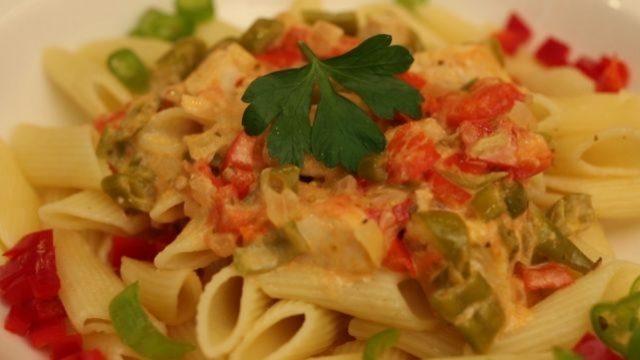 Kremalı tavuklu makarna nasıl servis edilir?