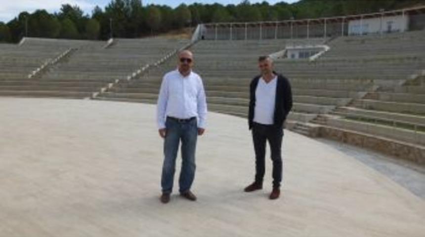 Amfi Tiyatro A&ccedil;ılış İ&ccedil;in G&uuml;n Sayıyor