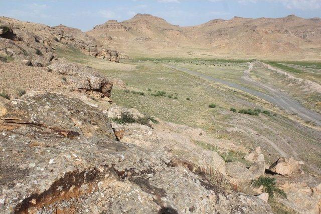 Kafkas Üniversitesi Araştırmacıları Aras Boyalıları Kültürü’ne Ait Yerleşim Yerinin İzlerine Ulaştı 2