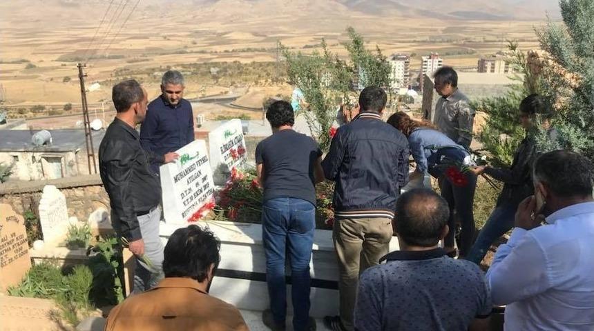 Ankara&rsquo;daki Gar Saldırısında &Ouml;len Baba Ve Oğlu Mezarı Başında Anıldı