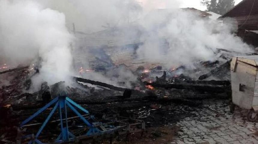 Bolu'da 2 Ahşap Ev Yandı