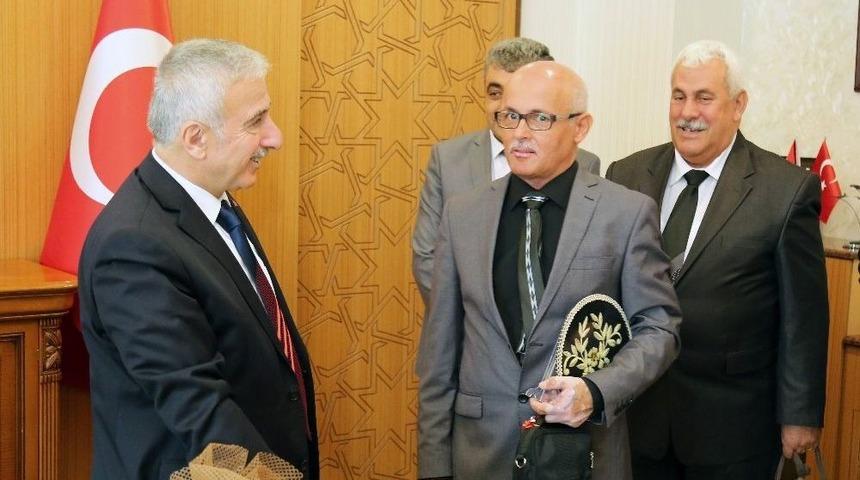 Vali Kam&ccedil;ı Kıbrıslı &Ouml;ğretmen Ve &Ouml;ğrencileri Kabul Etti