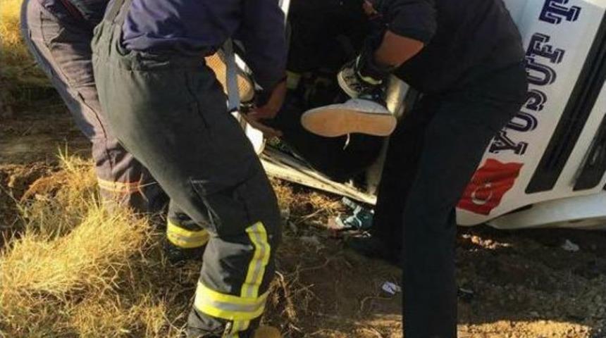 Otomobille &Ccedil;arpışan Servis Minib&uuml;s&uuml;n&uuml;n Şof&ouml;r&uuml; &Ouml;ld&uuml;