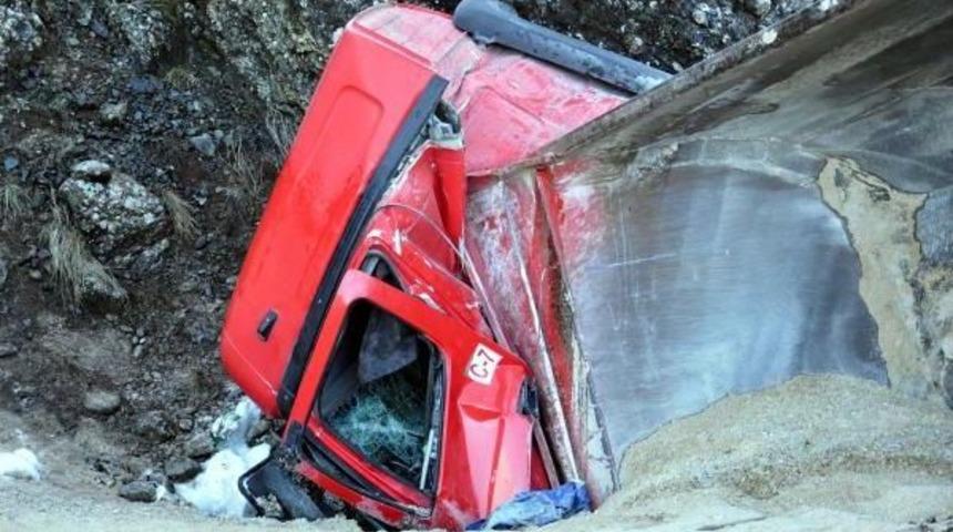 Devrilen Tır'ın Şof&ouml;r&uuml; Sıkışıp, Yaralandı