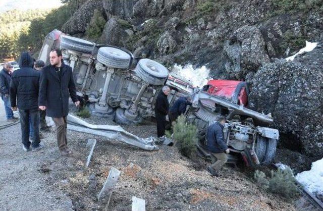 Devrilen Tır'ın Şoförü Sıkışıp, Yaralandı