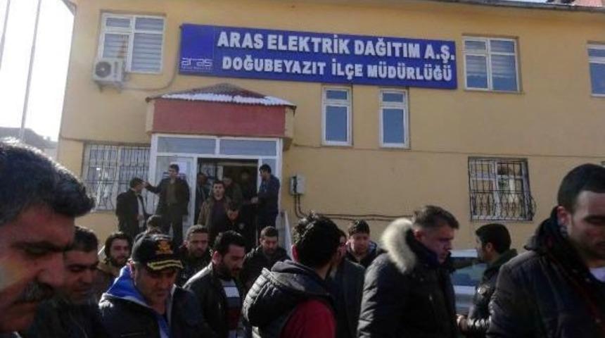 Elektrik Kesintisine Tepki G&ouml;steren Esnaf, M&uuml;d&uuml;r&uuml;n Makamını Işgal Etti