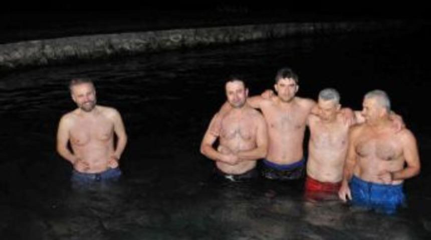 Haftada Iki Kez 10 Derece Sıcaklıktaki Suya Giriyorlar