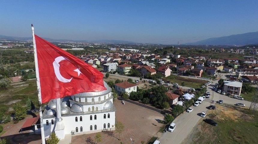 Başiskele&rsquo;deki Dev T&uuml;rk Bayrağı Yenilendi