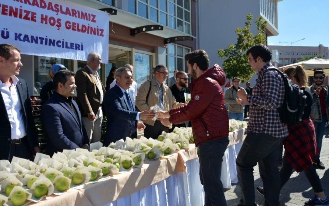 &Ccedil;om&uuml; Kantinciler Derneği&rsquo;nden &lsquo;&uuml;niversitenize Hoşgeldiniz&rsquo; Etkinliği