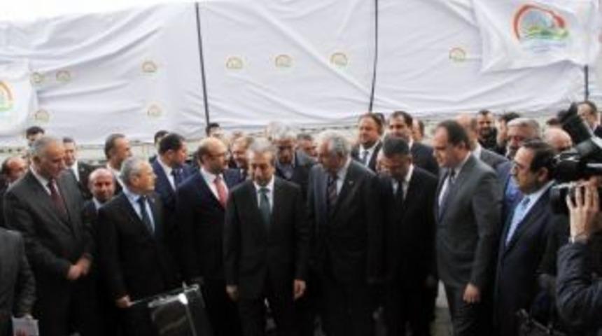 Suriyeli M&uuml;ltecilere Dağıtılacak Bakliyat Tır&rsquo;ını Bakan Eker Uğurladı