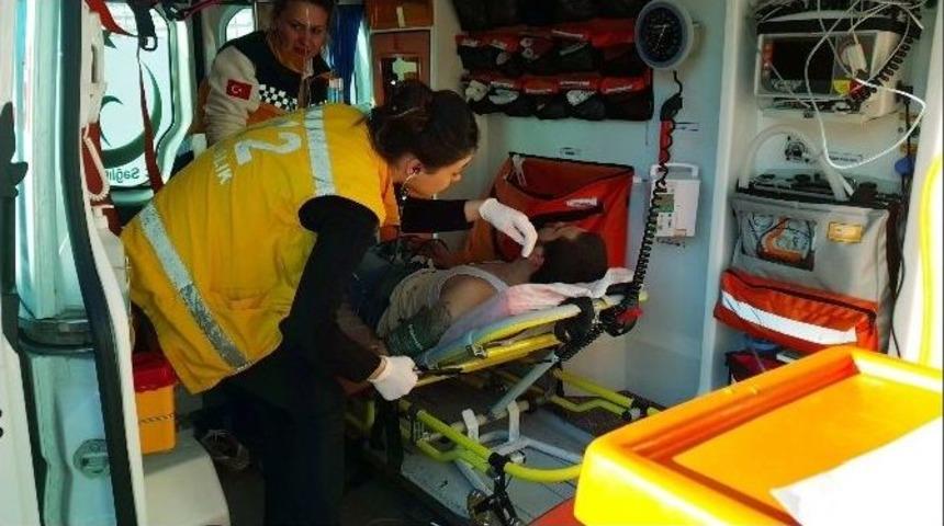 Sinir Krizi Ge&ccedil;irip Kendisini Bı&ccedil;akladı