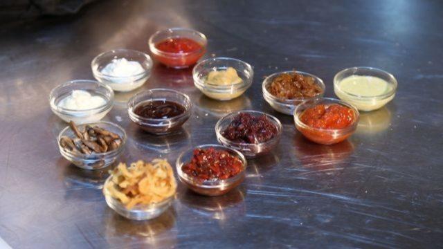 Hamburger yaparken hangi soslar ve malzemeler kullanılır?