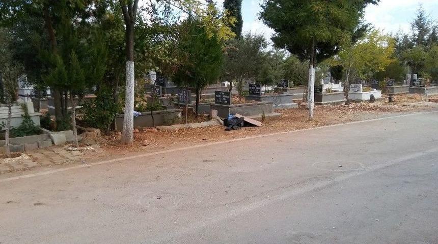 Annesinin Mezarı Başında İntihar Etti