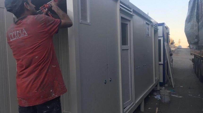 &Uuml;z&uuml;ml&uuml; Sınır Kapısında Prefabrik Lavabolar Kuruldu