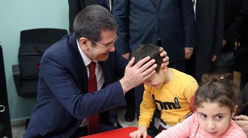 Bakan Canikli, Batum&rsquo;da &Ouml;ğrencilerle Sohbet Etti