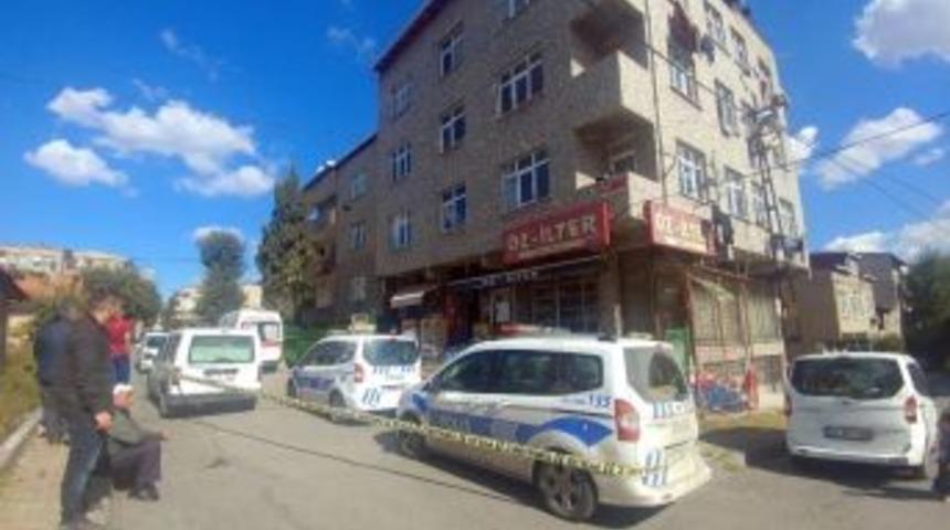 Başakşehir&rsquo;de Aynı Evde Yaşayan M&uuml;lteciler Arasında Bı&ccedil;aklı Kavga: 1 &Ouml;l&uuml;