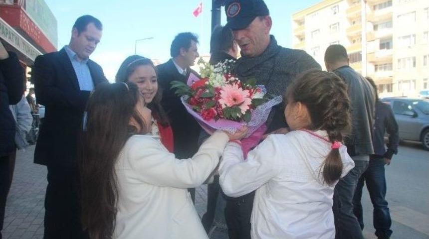 Aikido Ustası Nebi Vural Bilecik&rsquo;te &Ccedil;ocuklar Tarafından &Ccedil;i&ccedil;ekler İle Karşılandı