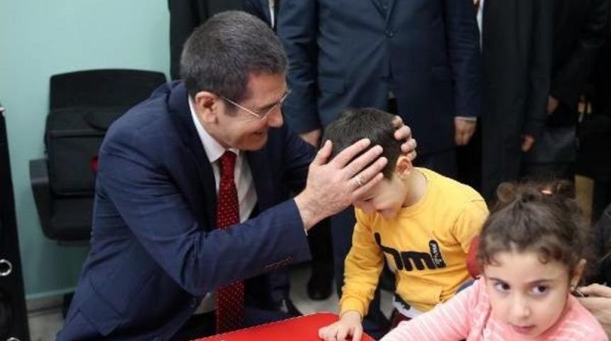 Bakan Canikli, Batum&rsquo;Daki T&uuml;rk Okulunda &Ouml;ğrencilerle Sohbet Etti