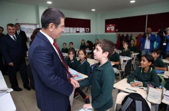 Bakan Canikli, Batum’Daki Türk Okulunda Öğrencilerle Sohbet Etti