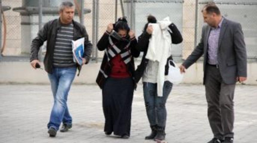 Bebek Giysisi &Ccedil;alan Kızlar Yakalandı