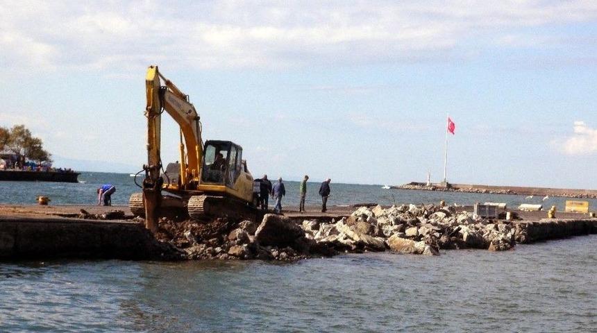 Hasarlı Olan Bozhane Limanı Onarılıyor