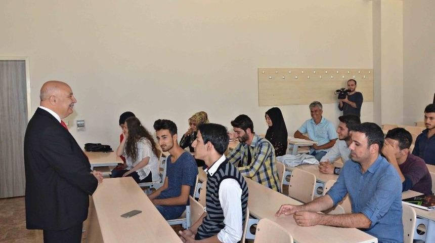 Rekt&ouml;r G&ouml;n&uuml;ll&uuml; Tarım Bilimleri Ve Teknolojileri &Ouml;ğrencilerine Ders Verdi