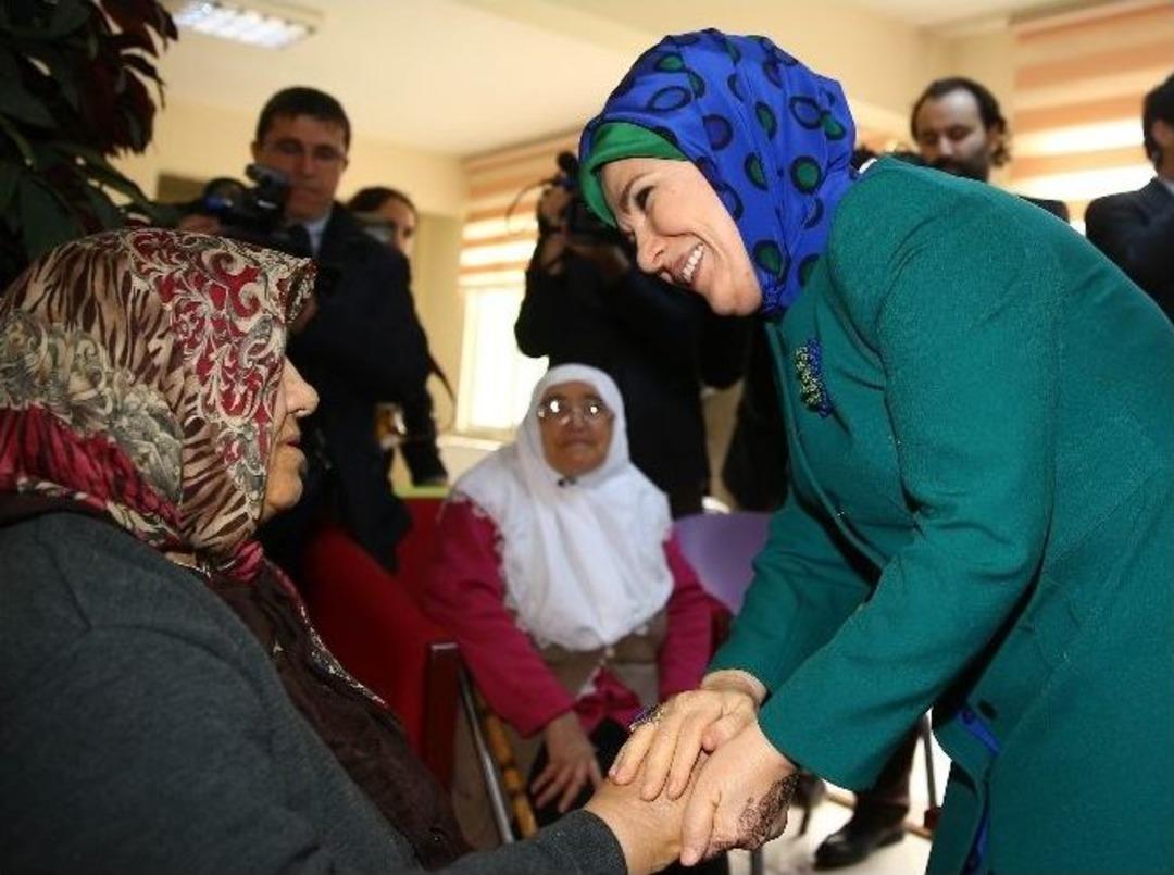 Emine Erdoğan, Kırşehir&rsquo;de Şehit Ailesi Ve Huzurevini Ziyaret Etti