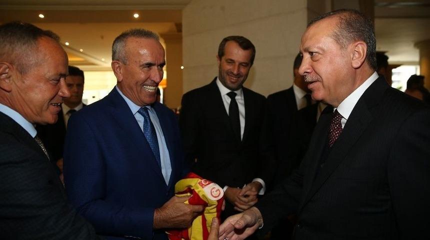 Simovic Ve Prekazi’den Cumhurbaşkanı’na Hediye