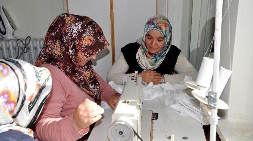 Sorgunlu Ev Hanımları Kurslarda Hem Meslek &Ouml;ğreniyor Hem De Ev Ekonomisine Katkı Sağlıyor