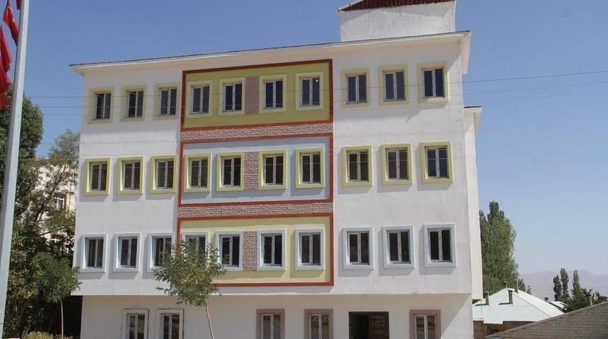 Kaymakam Öztürk, Öğretmenevinde İncelemelerde Bulundu