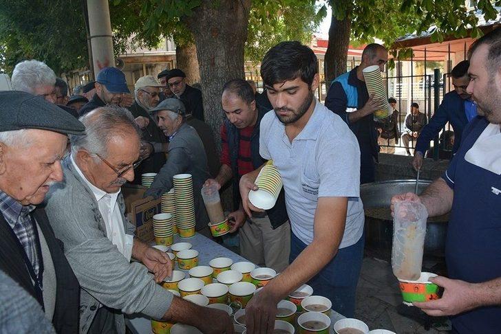Dinar Belediyesi Vatandaşlara Aşure Dağıttı G2