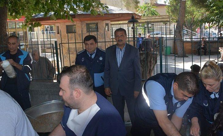 Dinar Belediyesi Vatandaşlara Aşure Dağıttı G3