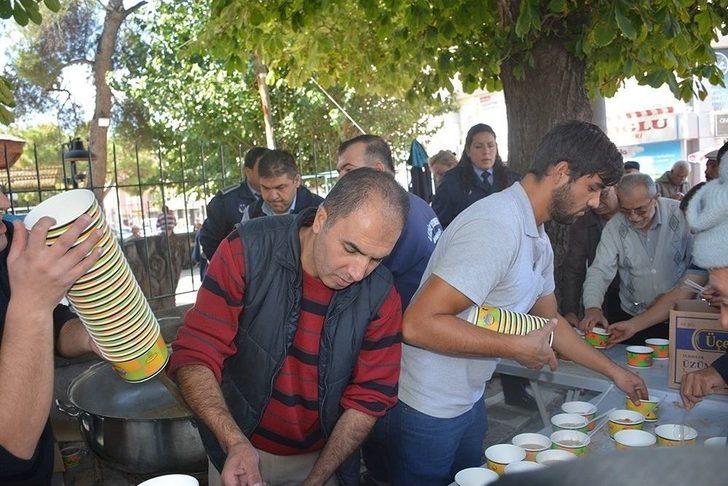 Dinar Belediyesi Vatandaşlara Aşure Dağıttı G4