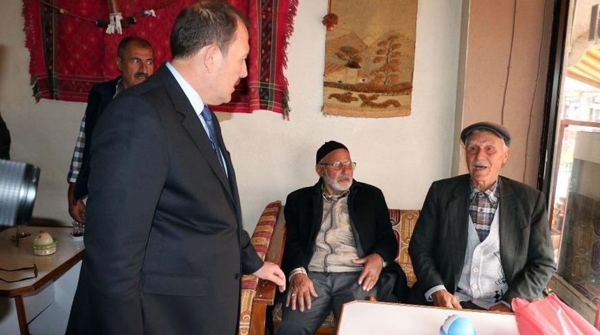 83 Yaşındaki Koçsoy, Yazdığı 15 Temmuz Şiirini Karacan’a Okudu